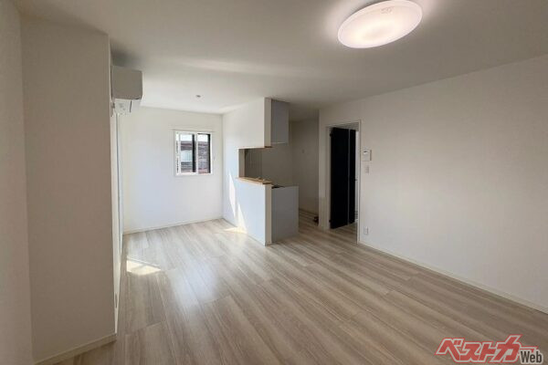 浴室やトイレなどの水まわりも2階にまとめられており、生活動線はシンプル。宅配BOXを室内から直接取り出せる仕様など、日常生活の快適性にも配慮されている