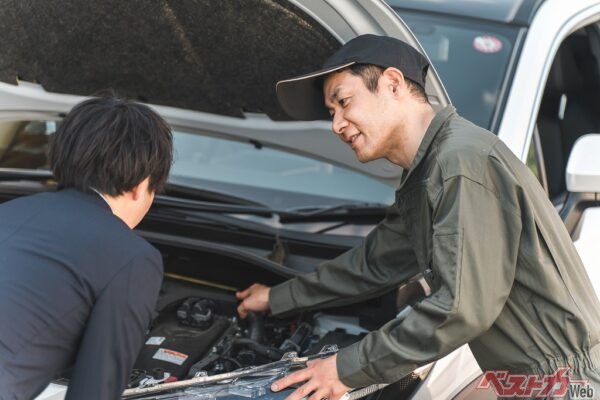 暑さがひと段落したころに、カーディーラーやカー用品店、ガソリンスタンドなどで、バッテリーの検査をお願いすることがおすすめ（PHOTO：Adobe Stock_buritora）