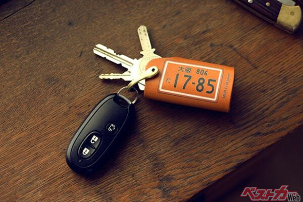 敬老の日にバッチリ!!　愛車のナンバープレートを刻める本革キーケースが早割キャンペーン実施中！