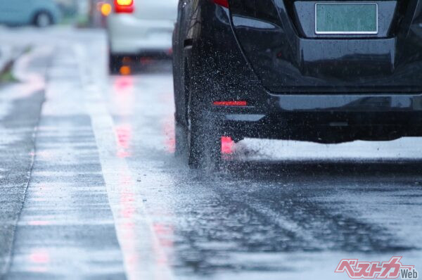 溝が十分に残っているタイヤであっても、雨の日は、スピードの出し過ぎに気を付けて、車間距離をとり、急ハンドルや急ブレーキを控えるなど、慎重な運転を（PHOTO：Adobe Stock_琢也 栂）