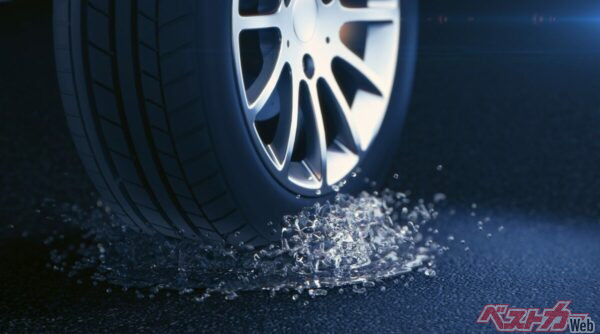 雨天時は残り溝の深さが非常に重要。溝が浅いと十分に水が排水されないため、タイヤが路面にしっかりとグリップすることを遮ってしまう（PHOTO：Adobe Stock_ artegorov3@gmail）