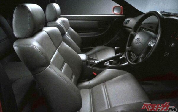 インテリアは、セリカと基本構造を共有しながらも、独自の上質感や落ち着き、使いやすさを意識してアレンジされている