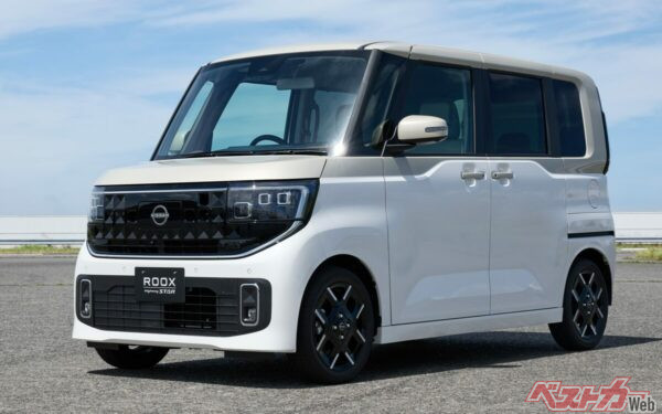 ハイウェイスター「Gターボ 」。直線ラインが入る15インチアルミホイールを装着。上の2代目キューブのホイールデザインを彷彿させる！