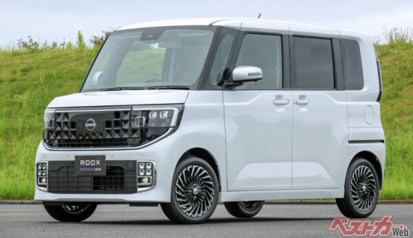 足元がビシッと決まった「オーテックライン」の15インチアルミホイール。ゾクゾクするほどのカッコよさ!