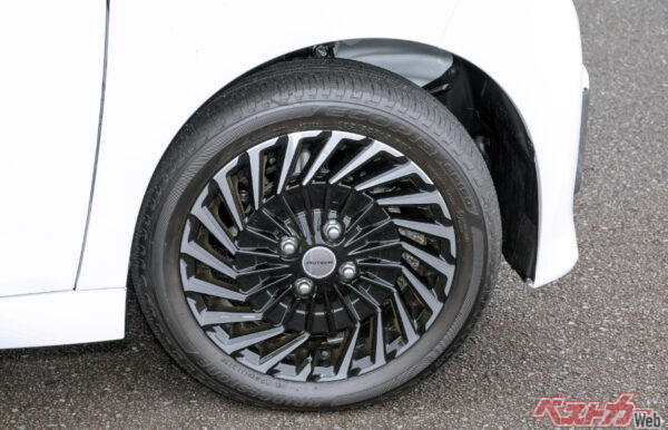 アップで見ると、その凝りようがわかる「オーテックライン」の15インチアルミホイール。この造形、参りました……!!