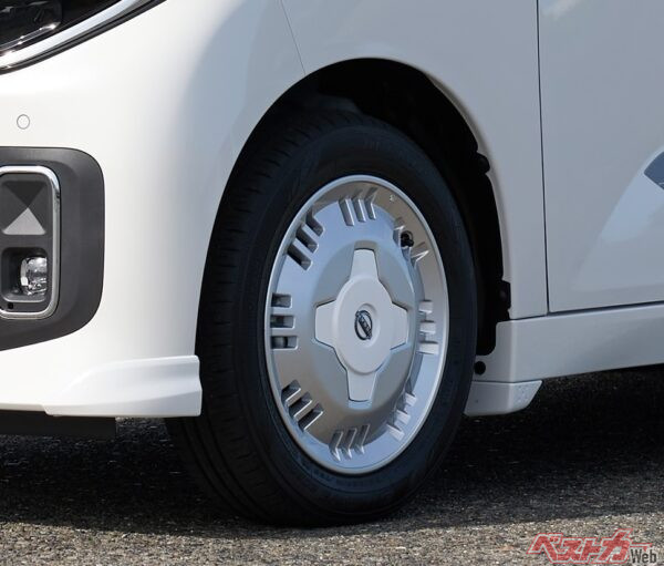 ちょっとレトロ感も漂う、14インチフルホイールカバーのデザイン