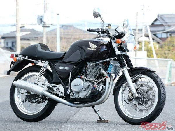 シングルスポーツバイクの可能性を追求した、クラシックレーサーレプリカ「GB500TT」