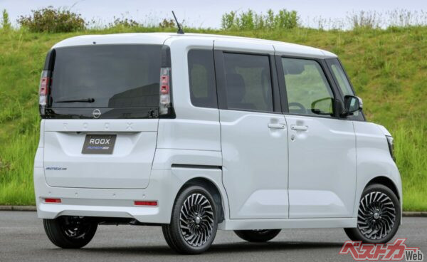 再び「オーテックライン」。リアから見ると専用アルミホイールデザインが際立って目立つ！