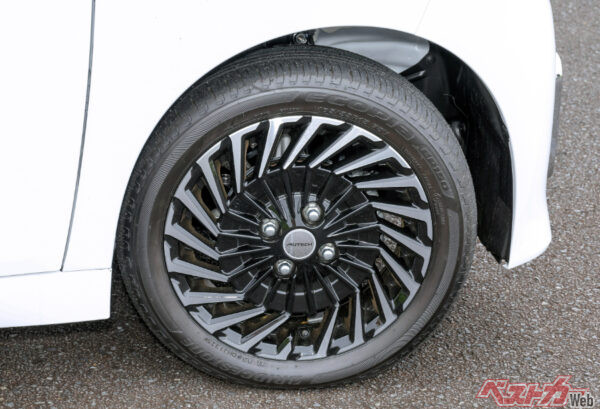 見れば見るほど、こだわりを感じる切削加工の専用アルミホイール・デザイン。ナイスです!