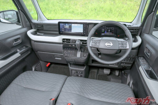 ディスプレイが斬新すぎる新型ルークスのインパネデザイン。シリーズのなかで唯一のブラック基調内装。「オーテックライン」、室内でも際立っている!