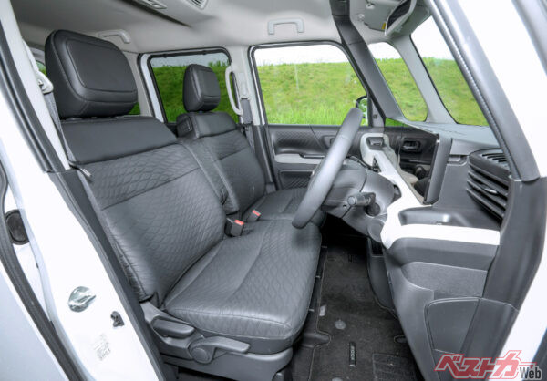 前席はこんな雰囲気。貼り込んであるシート地にこだわりと上質さを感じる!