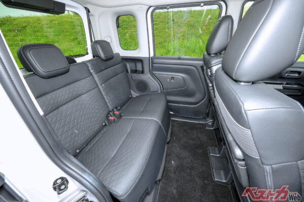 ゆったり座れるのが軽スーパーハイトワゴンの後席。新型ルークス「オーテックライン」も快適だ