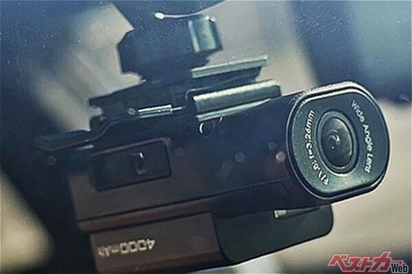 配線いらずで1秒設置!! 16時間撮れる新世代ドラレコが登場!!!