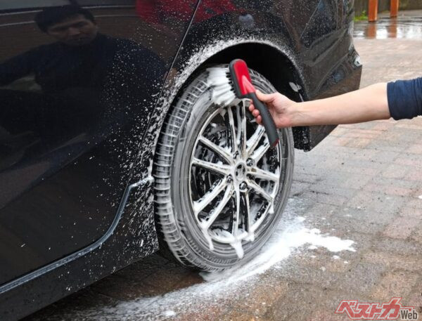 独自の山切りカットの毛先でガシガシ汚れを落とせる