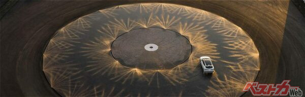 玄武岩の上に水を貼った低摩擦サークル。路面ミューは氷雪路並みだからドリフトの練習にも最適！