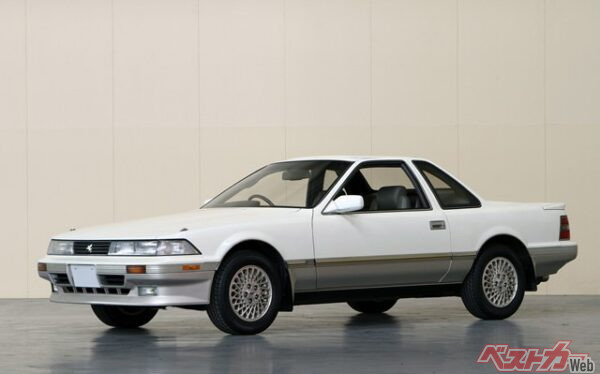 エンブレムがトヨタマークではないことでもおなじみ2代目ソアラ。ナンパに精を出す『シャコタン☆ブギ』（講談社）主人公の愛車は初代