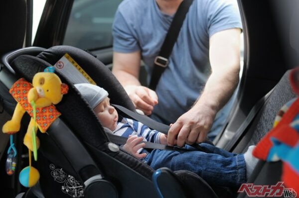後ろ向きで使うものは、乳児用ベビーシートあるいは幼児用チャイルドシート(Maria Sbytova@Adobe Stock)