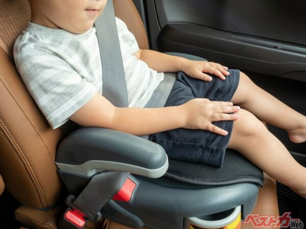 JAFは、6歳以上であってもシートベルトの効果が十分に発揮できない場合は、チャイルドシートを活用するよう呼びかけている(Yuzuru Gima@Adobe Stock)