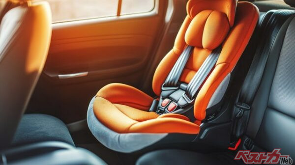 チャイルドシートはいわば子ども用バケットシート。子どものころからクルマ英才教育にも役立つ!?(Nuttaya Nampai@Adobe Stock)