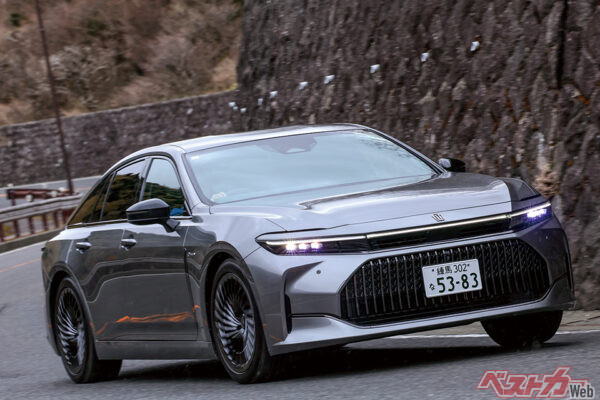 第3位はトヨタ クラウンセダン。2.5Lのハイブリッドに加え、16代目ファミリーでは唯一FCEVが設定されている