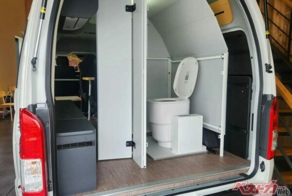 ハイエースをベースにしたマルモビ車両内にクレサナを設置した「トイレカー」