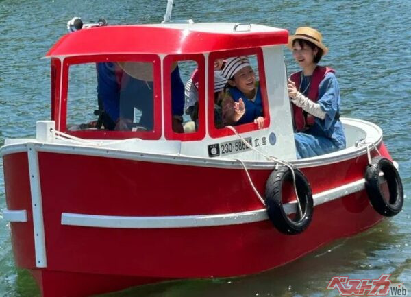 大人4人が乗っても安定性が高く、船外機の出力を2馬力に抑えているため、船舶免許がなくても操縦可能