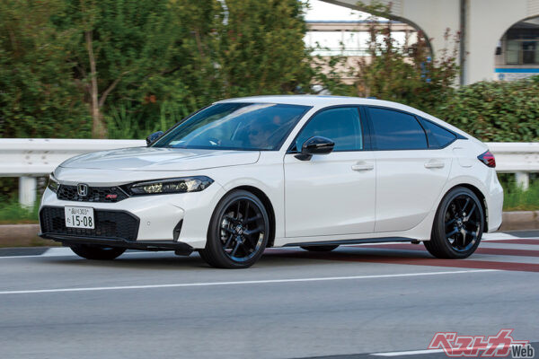 第2位はホンダ シビック。スポーツe:HEVのなめらかなフィーリングは感動そのもの。2024年には専用チューニングのサスペンションやブレーキを装着するRSも登場した