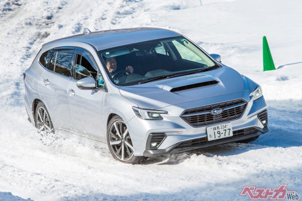 第3位はスバル レヴォーグ。技術力の高いスバルAWDシステムが相まって雪道や悪路の走破性も抜群。もちろん一般道ではスポーティな走りも実現可能
