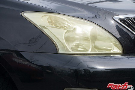 炎天下のなか、紫外線の影響で黄ばんだハリアーのヘッドライト