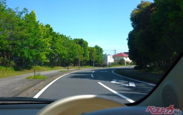 上手い人はみんなやってる！　派手さゼロでも「同乗者の信頼度が爆上がりする」運転術