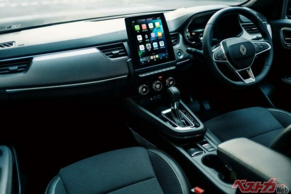 新開発の10インチデジタルインストゥルメントパネルとARKAMYSサウンドプロセッサー付オーディオシステム(6スピーカー)