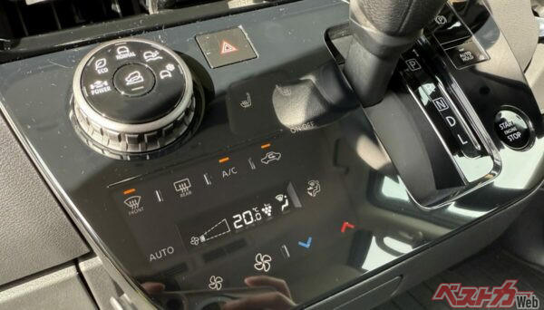 走行モードダイヤルが付いたのはデカい!! しかも兄弟車のeKスペースはもとより日産ルークするともデリカミニはエアコンパネルが違うのもポイント