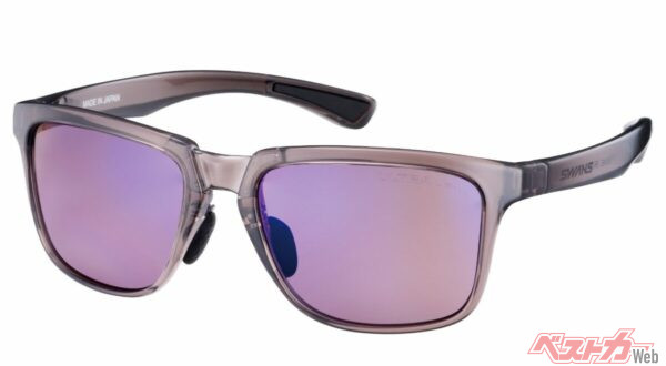 新たに販売ラインナップに加わった、SWANS「ドライビング・サングラス」デイリーユースモデルER-4。クリアライトブラウンのフレームカラーで、男女兼用タイプ。特別価格:1万3200円(税込)/通常価格の20%OFF