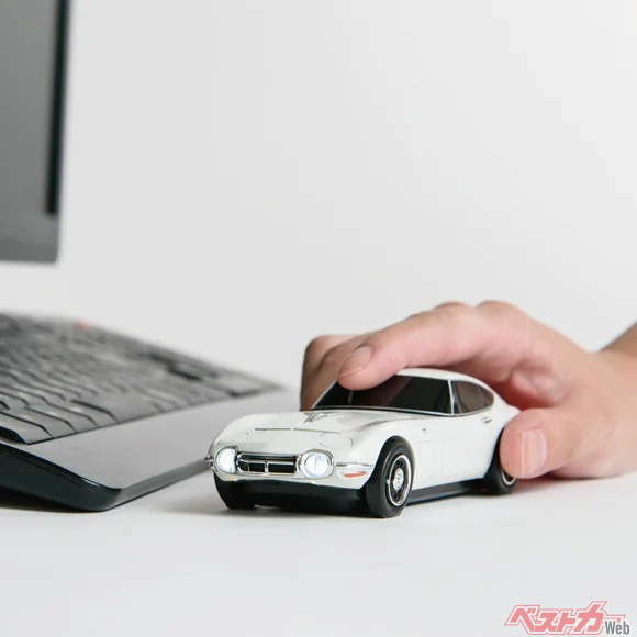意外と手に収まりやすそう!?　名車トヨタ 2000GT型の無線マウスが販売中！