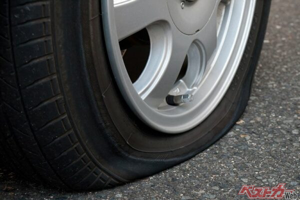 JAF出動回数はバッテリー上がりに次いで多いのがタイヤのパンクや空気圧不足。乗り心地が変わったり、ハンドルが取られたり、ちょとした変化を見過ごすと大変なことになるので注意が必要だ（akiand1982@Adobe Stock）