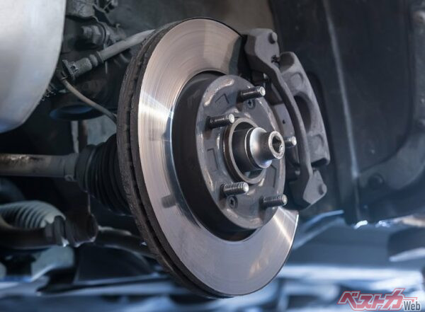 ブレーキパッドが使用限界まで磨耗すると金属を擦り合わせるような音が鳴る。パッドのライニング部分が完全になくなる前に点検を依頼しよう（Yuri Bizgaimer@Adobe Stock）