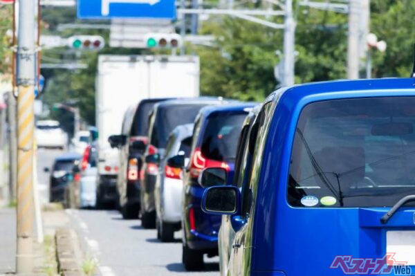 35℃以上の猛暑日に渋滞が続くとクルマを痛みつけることになる。やはりしっかりとしたケアが必要なのだ（oka@Adobe Stock）