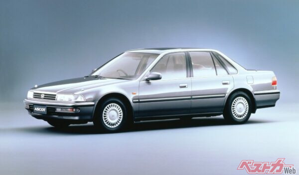 フロントフェイスからサイドまで、端正かつ格調高いスタイルには、ブランドが長年培ってきた造形哲学が色濃く反映されている