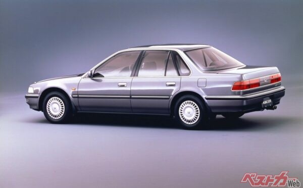 過剰な装飾を排し、面と線の精緻なバランスを追求することで、時代に左右されない普遍的な美しさを具現化している