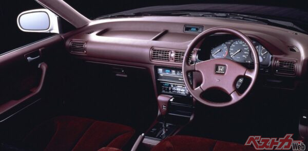 上質さと実用性を高次元で両立させるという明確な思想が貫かれたインパネまわり。素材の選定やパネルの質感処理にはクラフトマンシップが息づき、視覚的・触覚的な高級感が演出されている