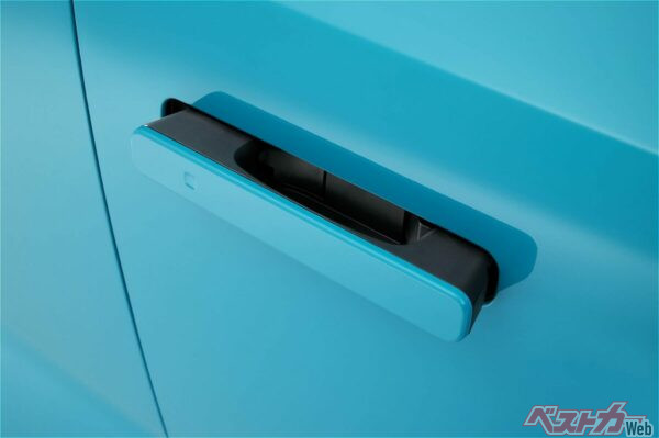 日産初の装備となる「電動式フラッシュドアハンドル」。近づくとドアノブが出てくる