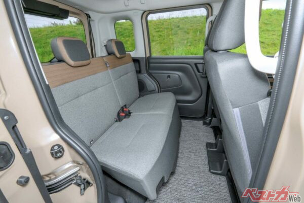 シートの肩口にあるブラウンの生地を採用している部分が、滑りにくい素材となっている。しっかりとお尻を包み込むシートとの相乗効果で、横揺れを防いでくれる