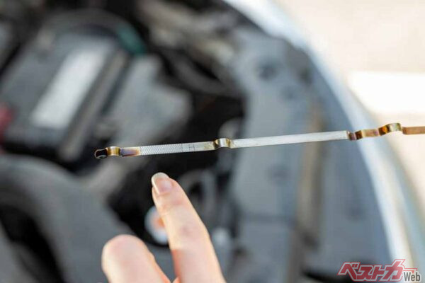 日頃からエンジンオイルの量、汚れをチェックしていますか？（Piotr@Adobe Stock）