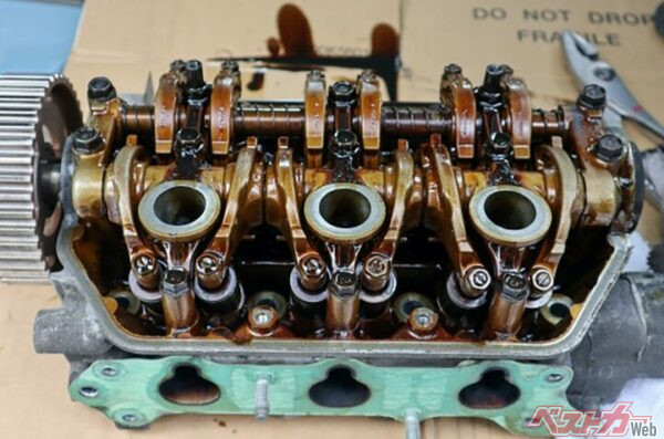 エンジンオイルに負担がかかる過酷な使用条件では、推奨交換頻度は増える（写真AC）