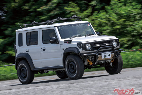 発進からの加速は同エンジンのシエラより穏やかで、上り坂では100kgの重量増をわずかに感じる。街なかでの快適さはジムニー3兄弟随一