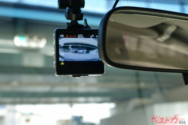 せっかく安全のために設置したドラレコが、サンシェードのせいで機能停止、なんてことになったら本末転倒