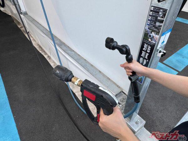 手前が高圧噴射のホースで、奥が通常の水圧のホース。いずれも純水で、ホイールなどを洗う時は通常の水圧ホースの方が洗い勝手がいい