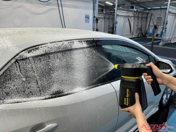 筆者は自前のムートンとタオル、フォームガンも準備して洗車を行った