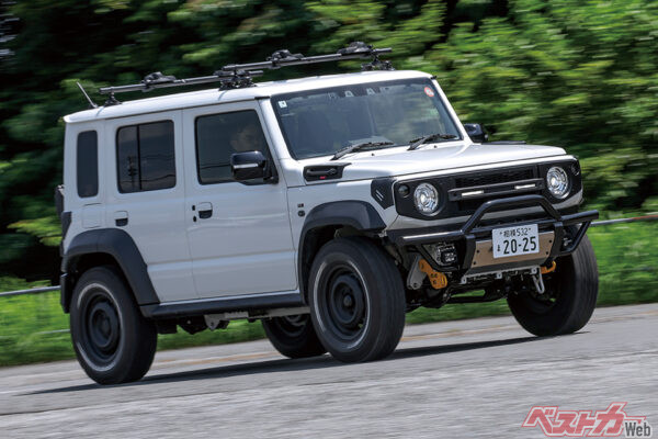 今回の試乗にご協力いただいた神奈川県綾瀬市のショップ「APIO」が手がけたジムニーノマドのデモカー。サスペンションキットなども開発中とのこと