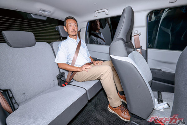 後席は5対5に分割可倒。座面はリンクでダイブダウンするので低くフラットな荷室となる